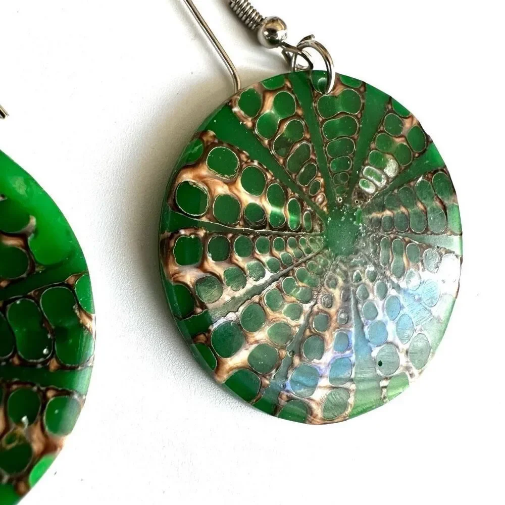 Green and brown shell round earrings